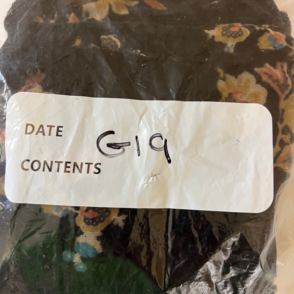 Another Love Women's Velvet Floral Button Front Top Black Yellow Size Small - Picture 11 of 11